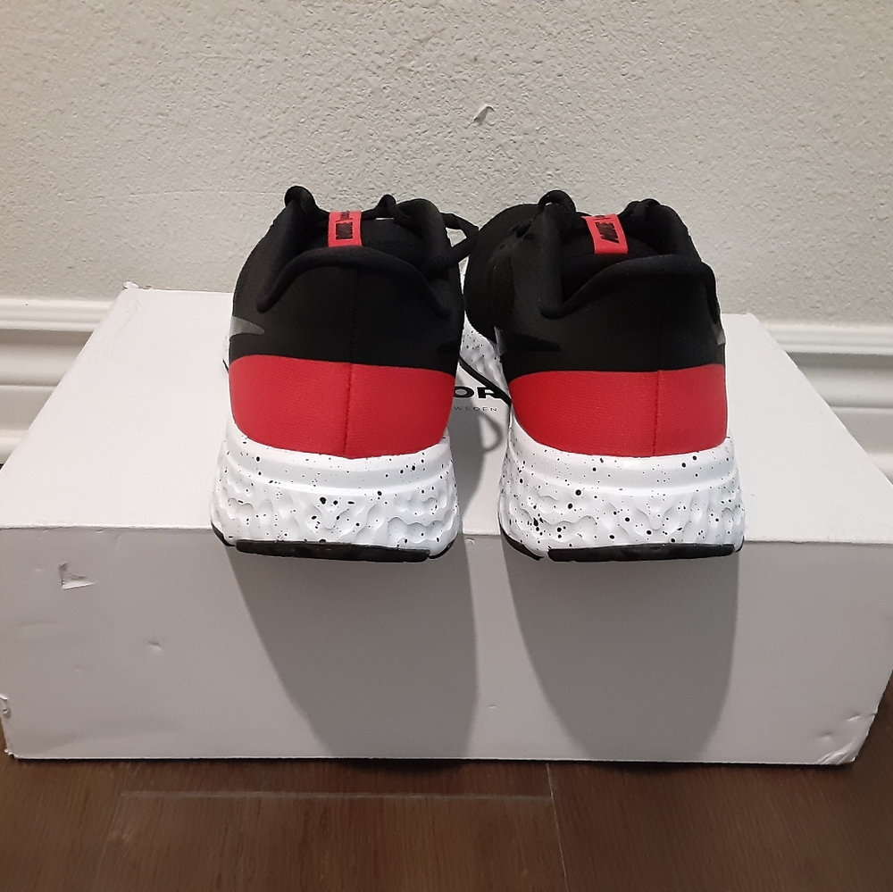 Nike - Picture 4 of 6